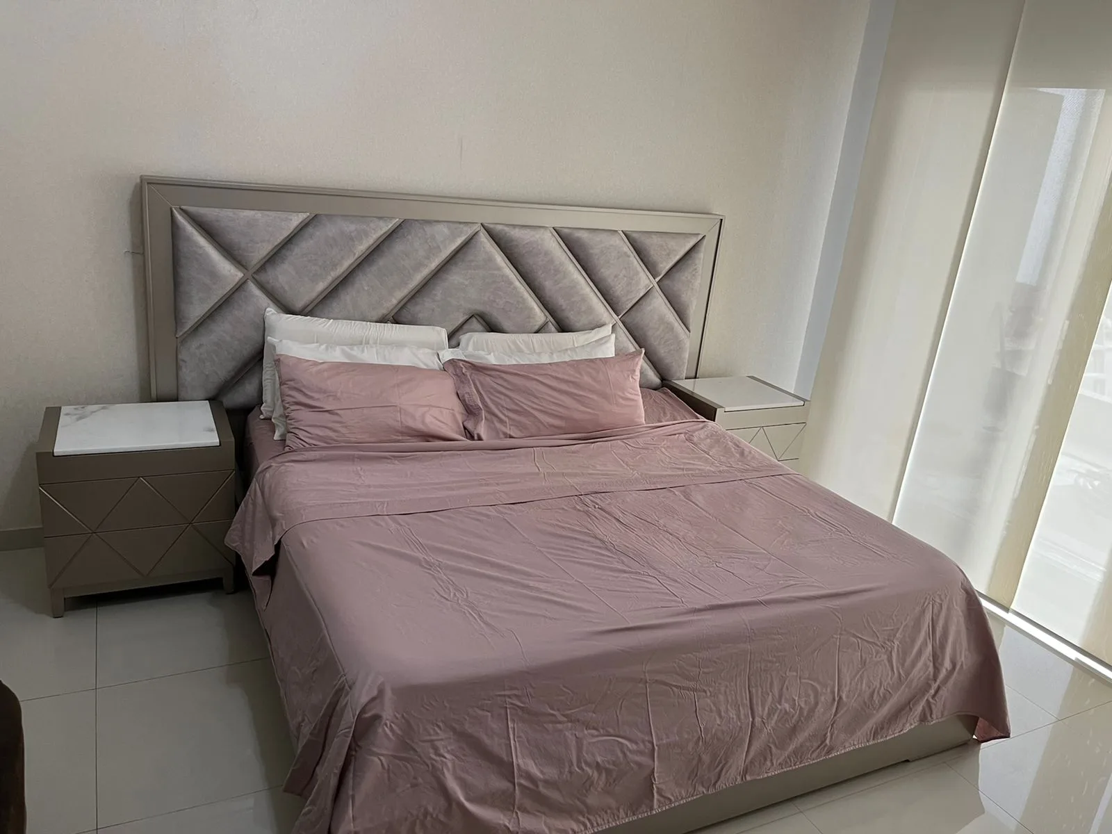 Cabecera de cama con patrón de rombos convergentes y marco perimetral