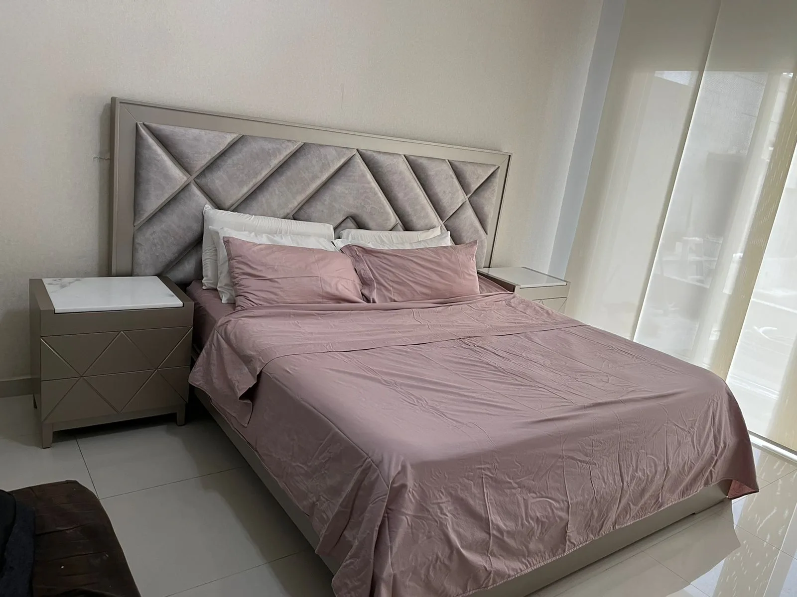Cabecera de cama con patrón de rombos convergentes y marco perimetral