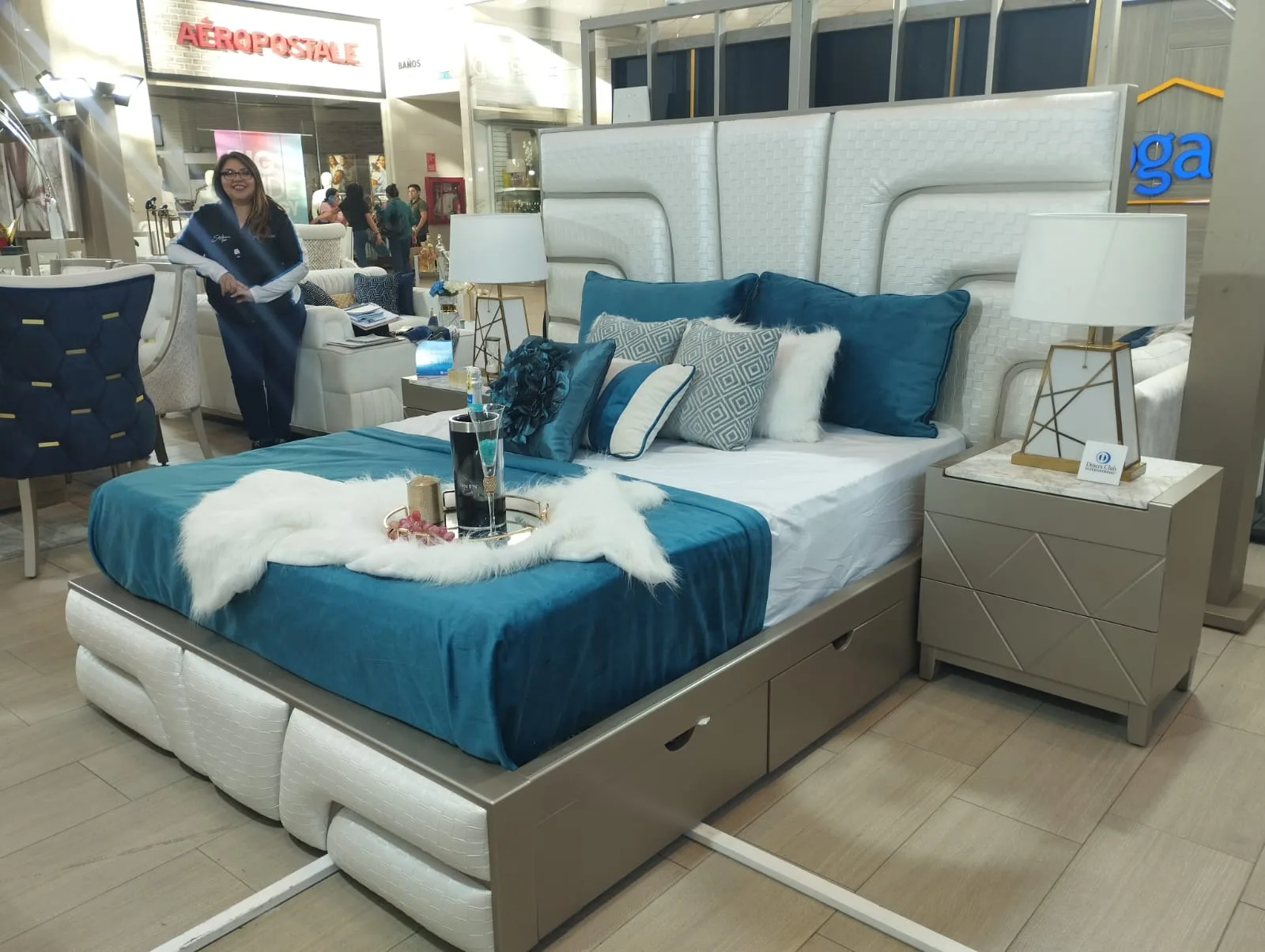 Cabecera de cama con textura tejida en canales curvos y remate metálico triangular (estilo art-decó)