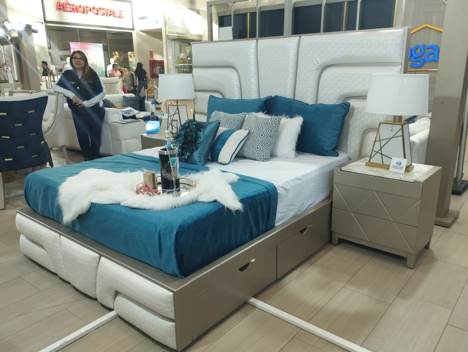 Cabecera de cama con textura tejida en canales curvos y remate metálico triangular (estilo art-decó)