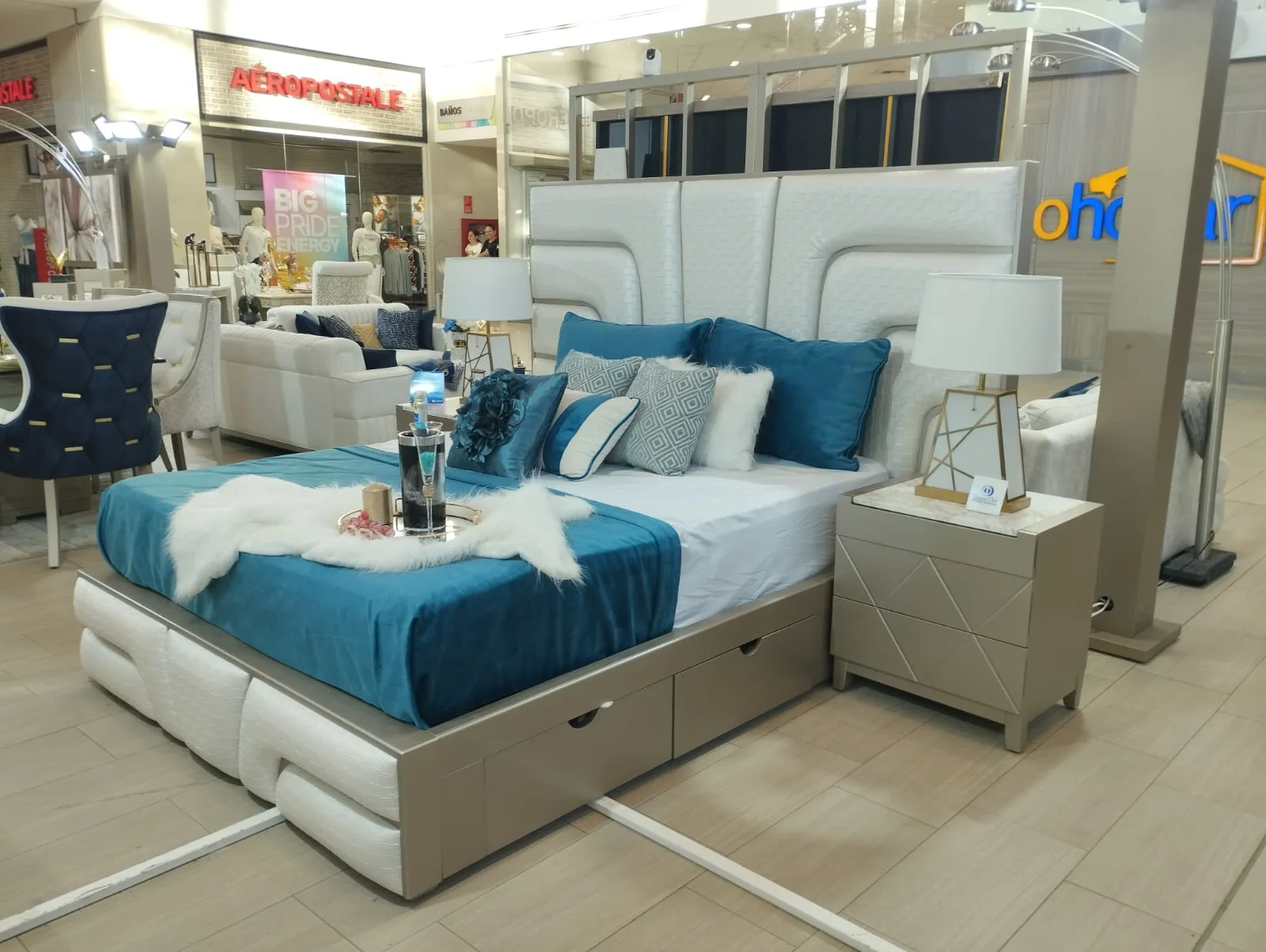 Cabecera de cama con textura tejida en canales curvos y remate metálico triangular (estilo art-decó)