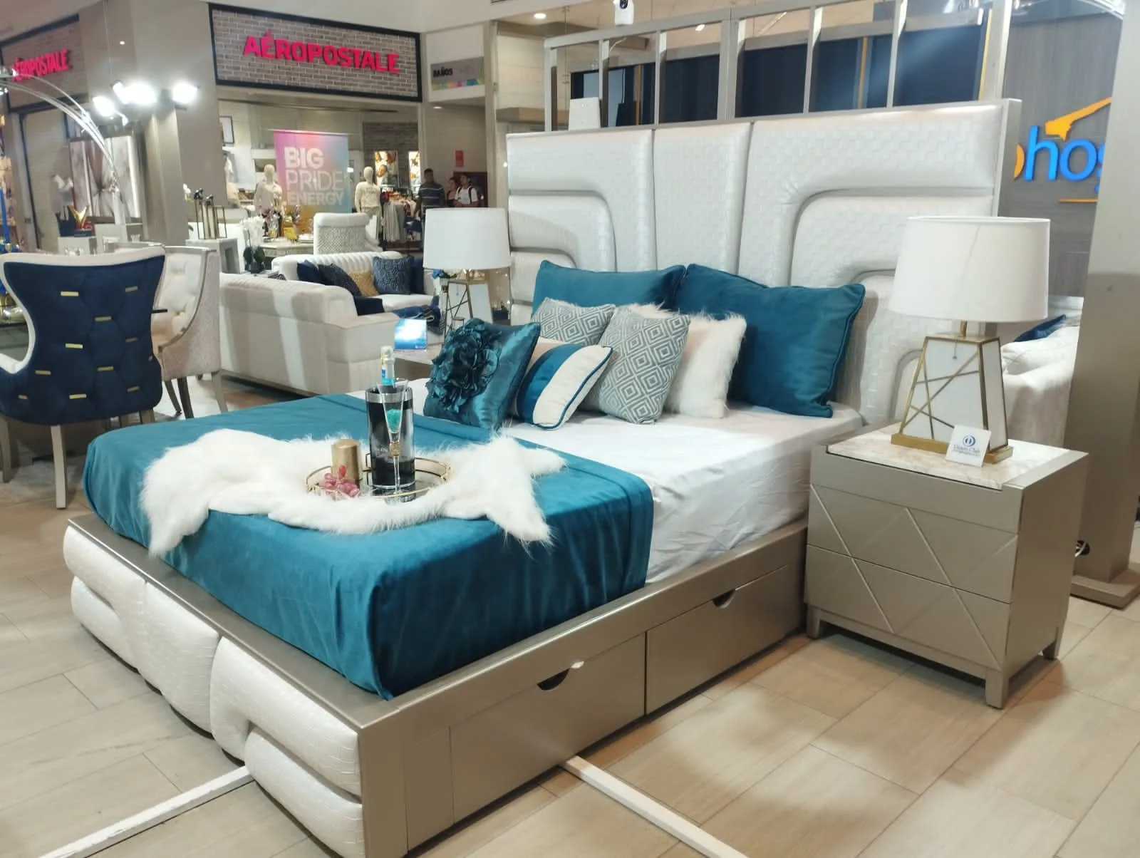 Cabecera de cama con textura tejida en canales curvos y remate metálico triangular (estilo art-decó)