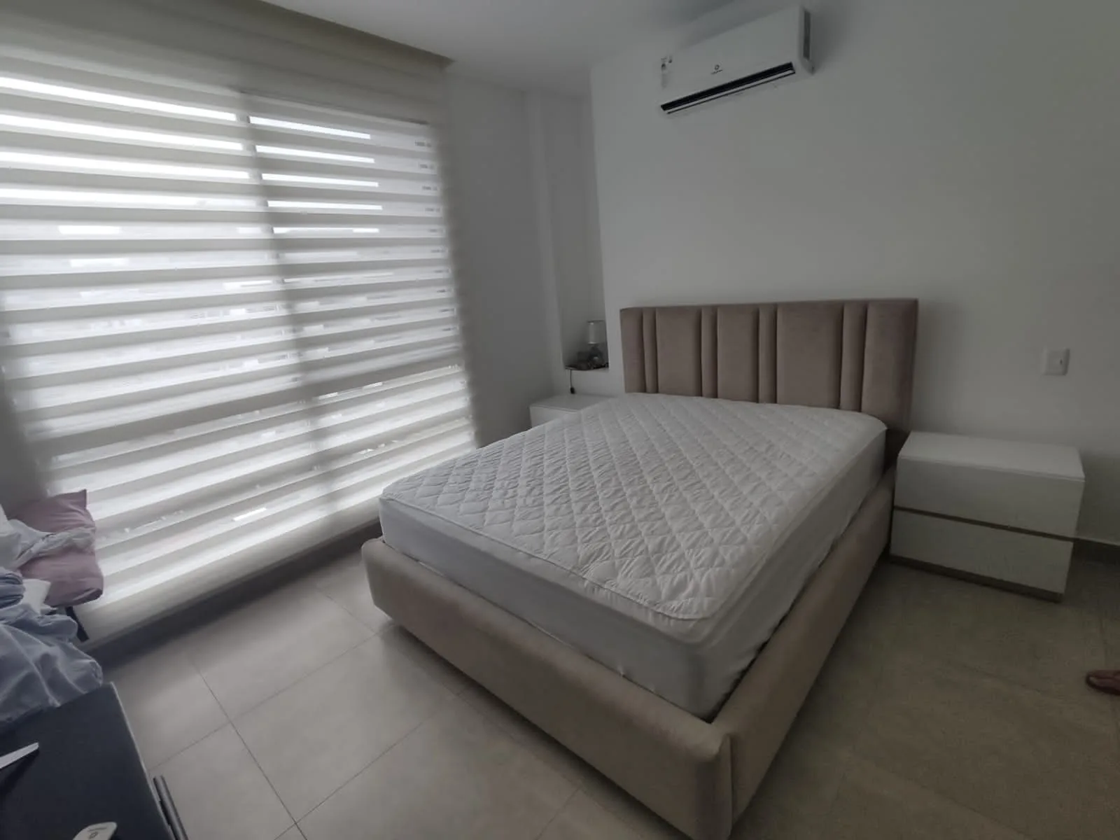Cabecera de cama de canaletas verticales