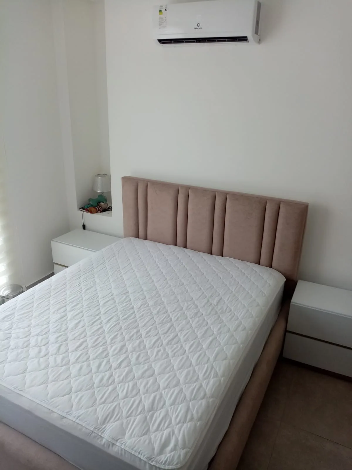 Cabecera de cama de canaletas verticales