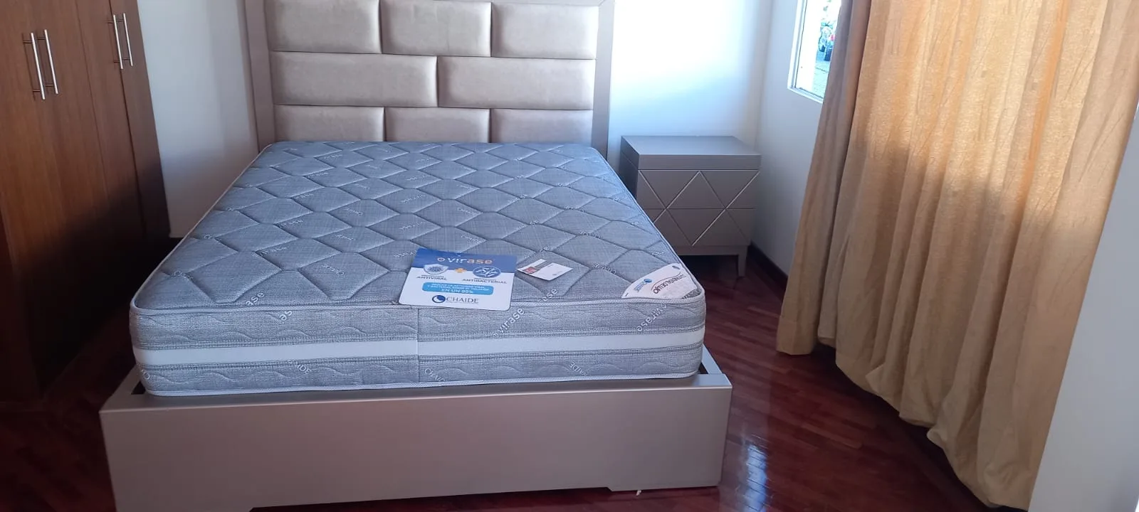 Cabecera de cama De canaletas verticales en Taupe DORM-069