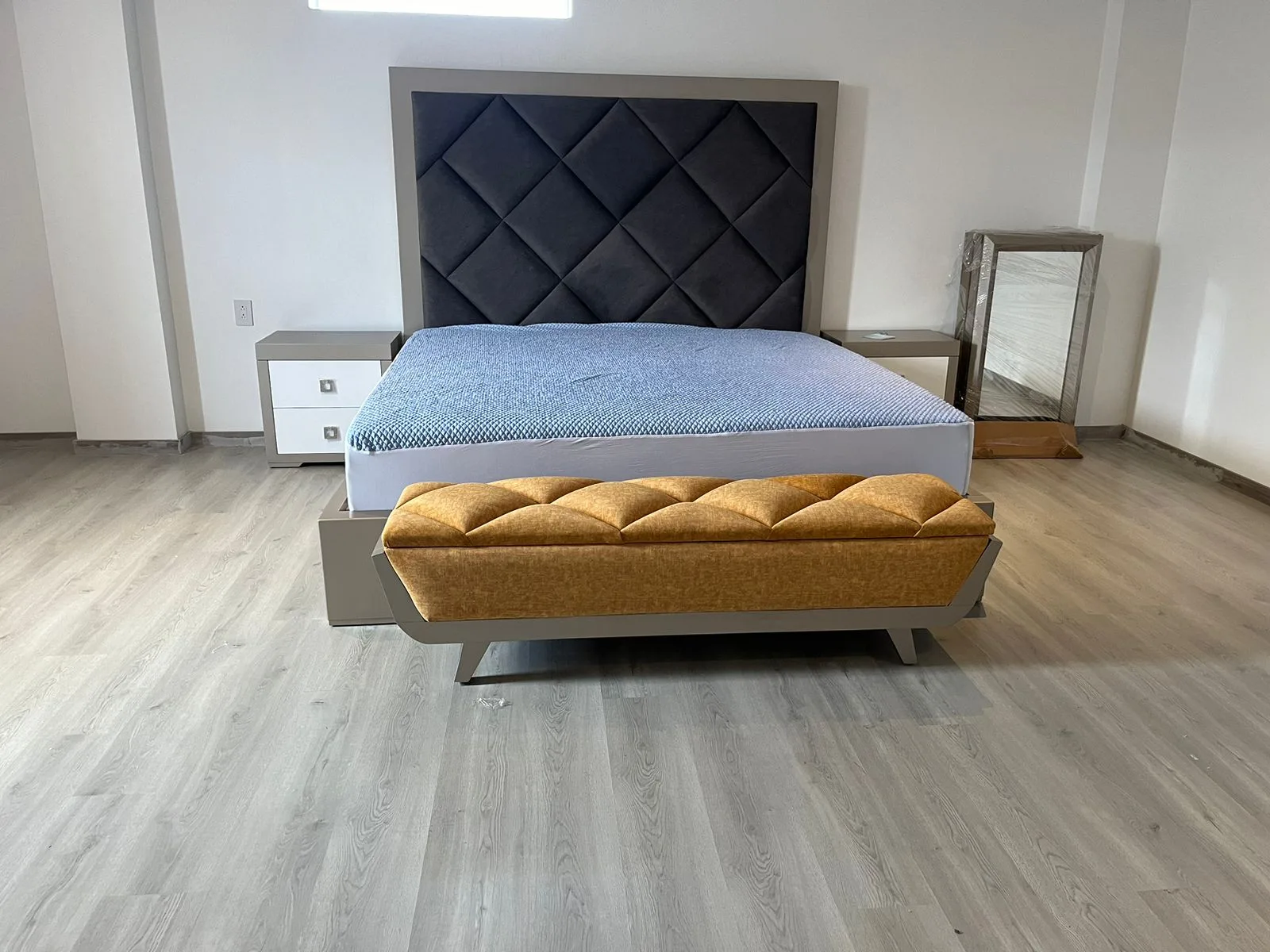 Cabecera de cama capitoné de rombos con banca a juego