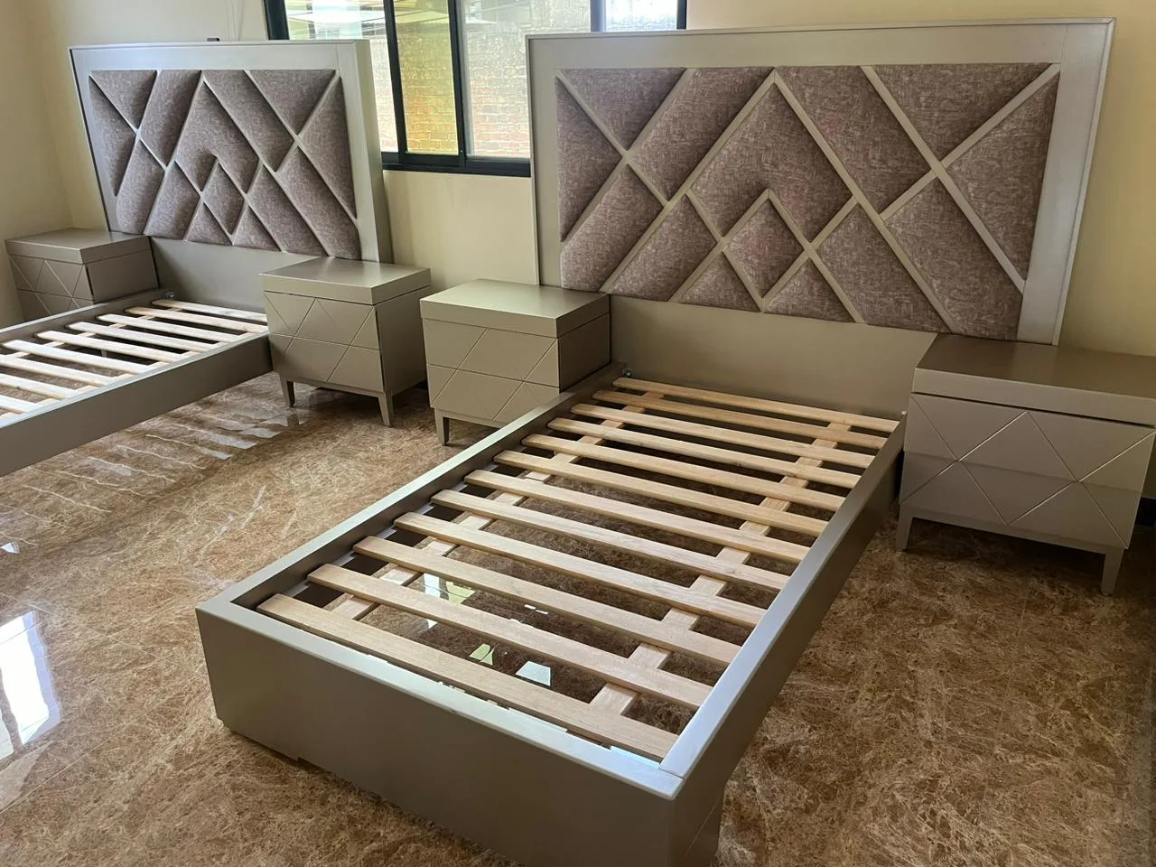 Cabecera de cama Tapizada en Taupe DORM-074