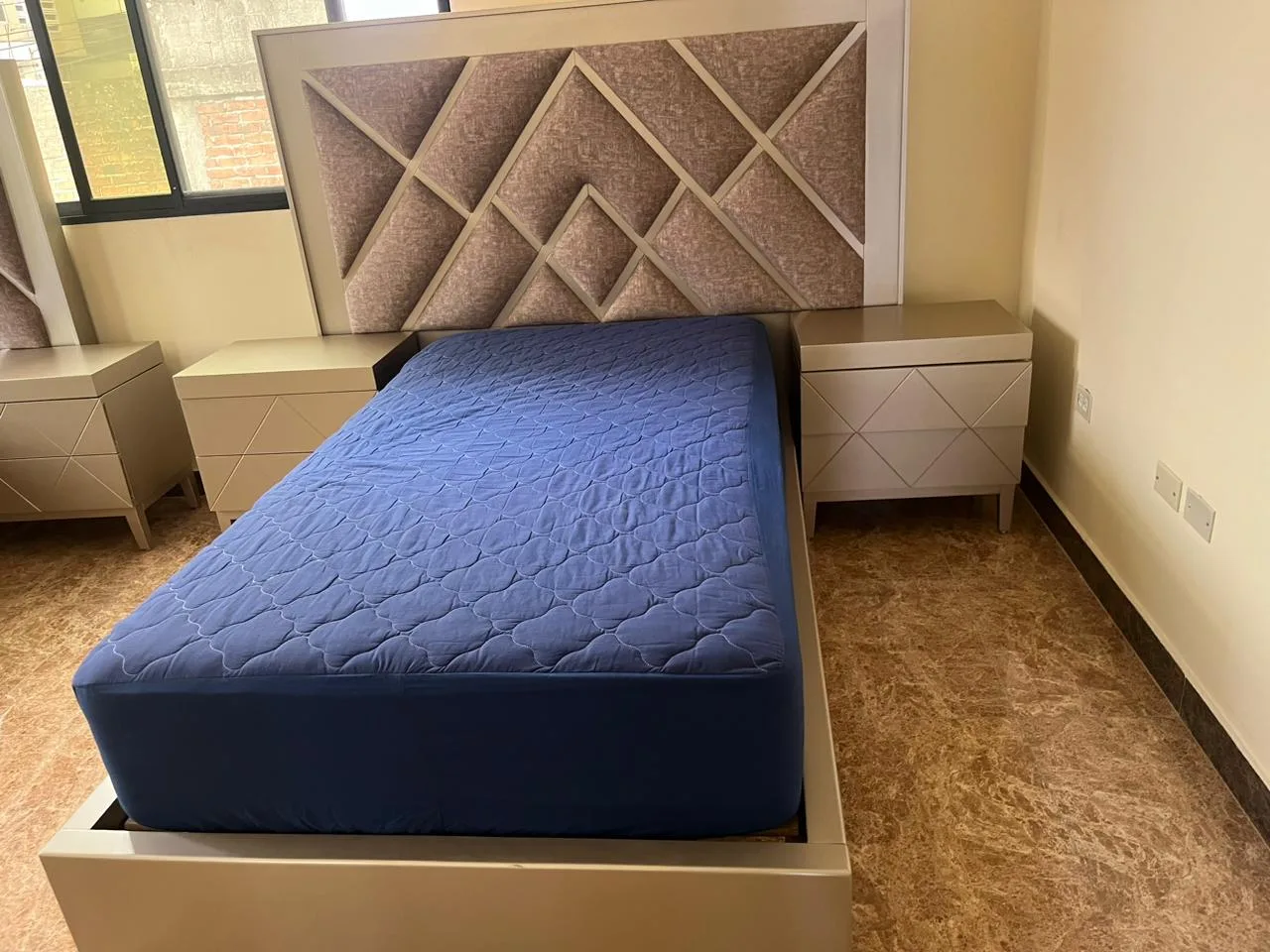 Cabecera de cama Tapizada en Taupe DORM-074