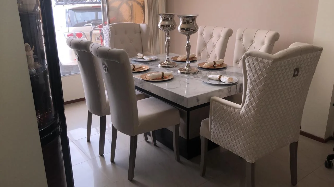 Juego de comedor 6 puestos, estructura en madera