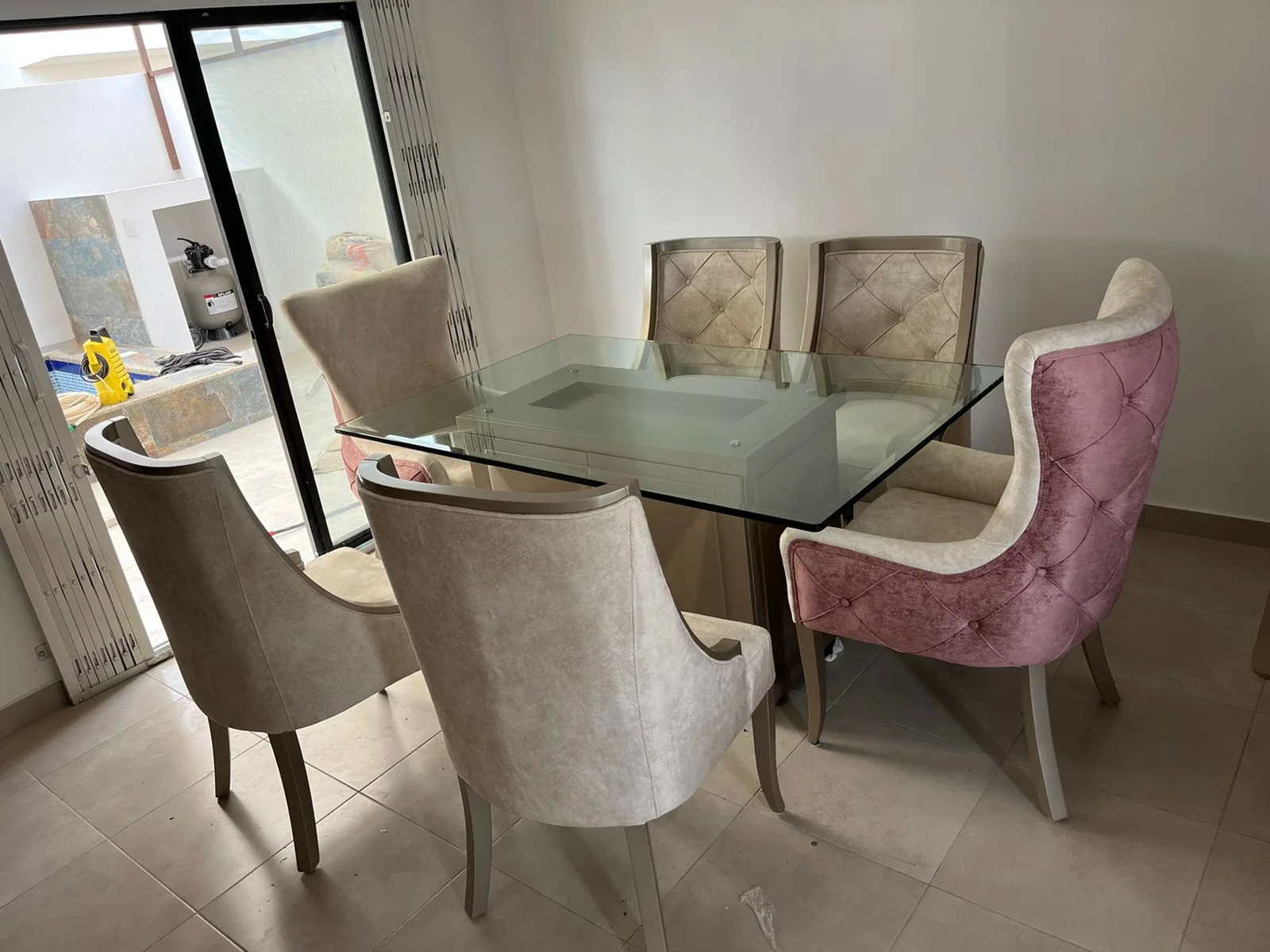 Juego de comedor 6 puestos, estructura mixta de madera y vidrio