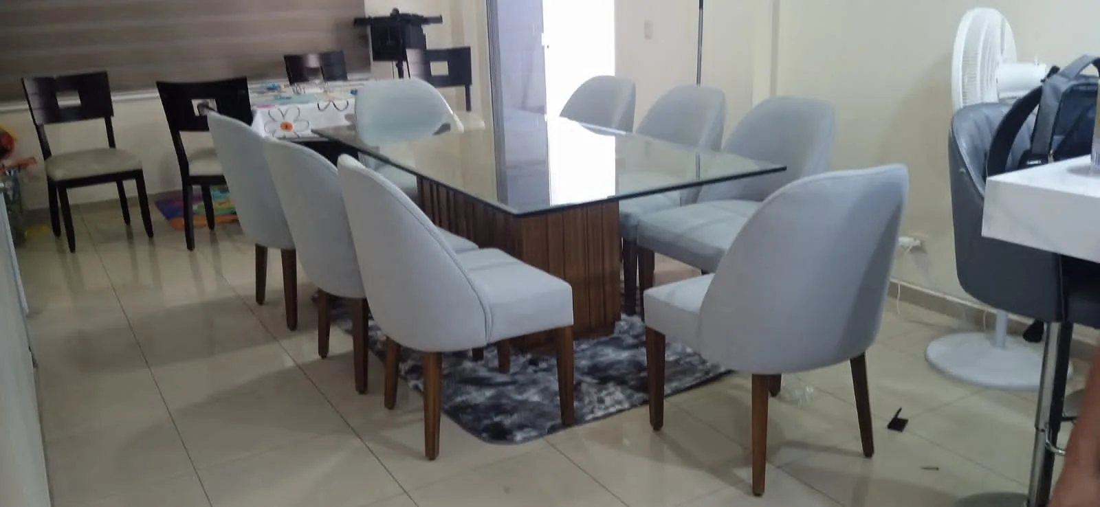Juego de comedor 6 puestos, estructura mixta de madera y vidrio