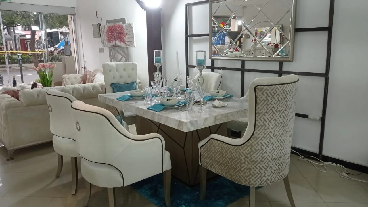 Juego de comedor 6 puestos, mesa redonda en madera