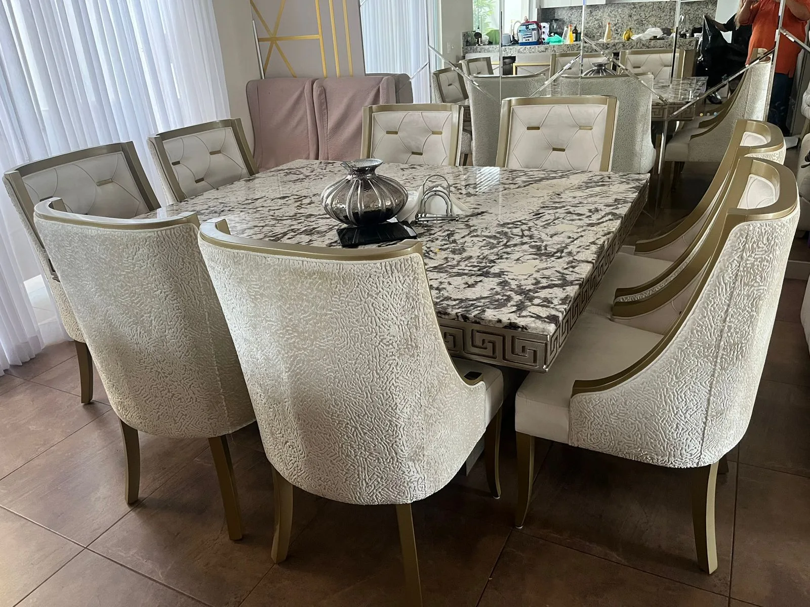 Juego de comedor 8 puestos, efecto mármol con greca dorada (línea de lujo)