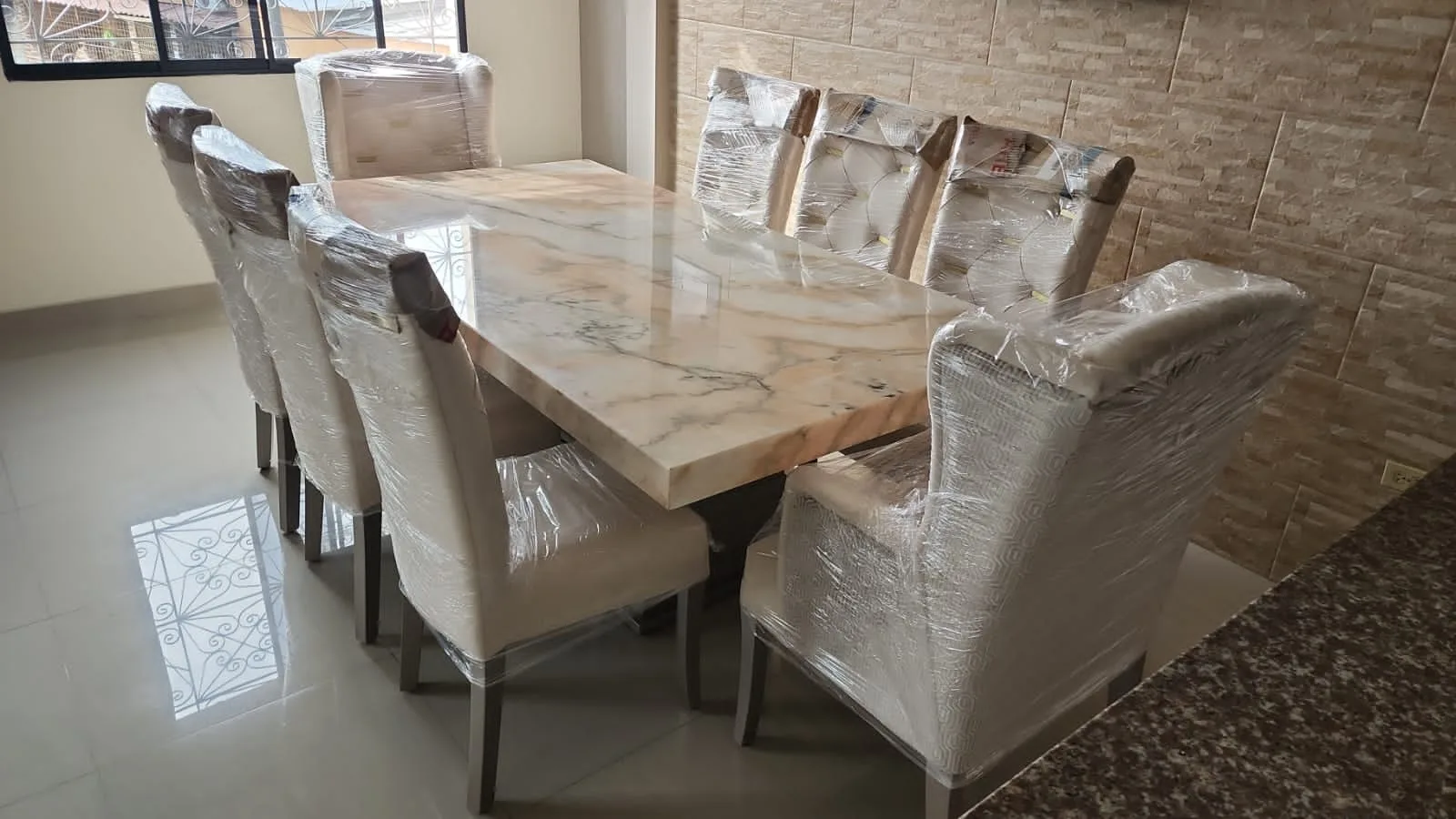 Juego de comedor 8 puestos, efecto mármol (losa lisa sin friso)