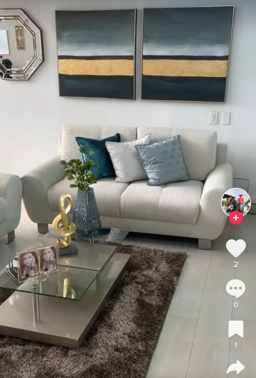 Loveseat crema liso con cojines azul petróleo