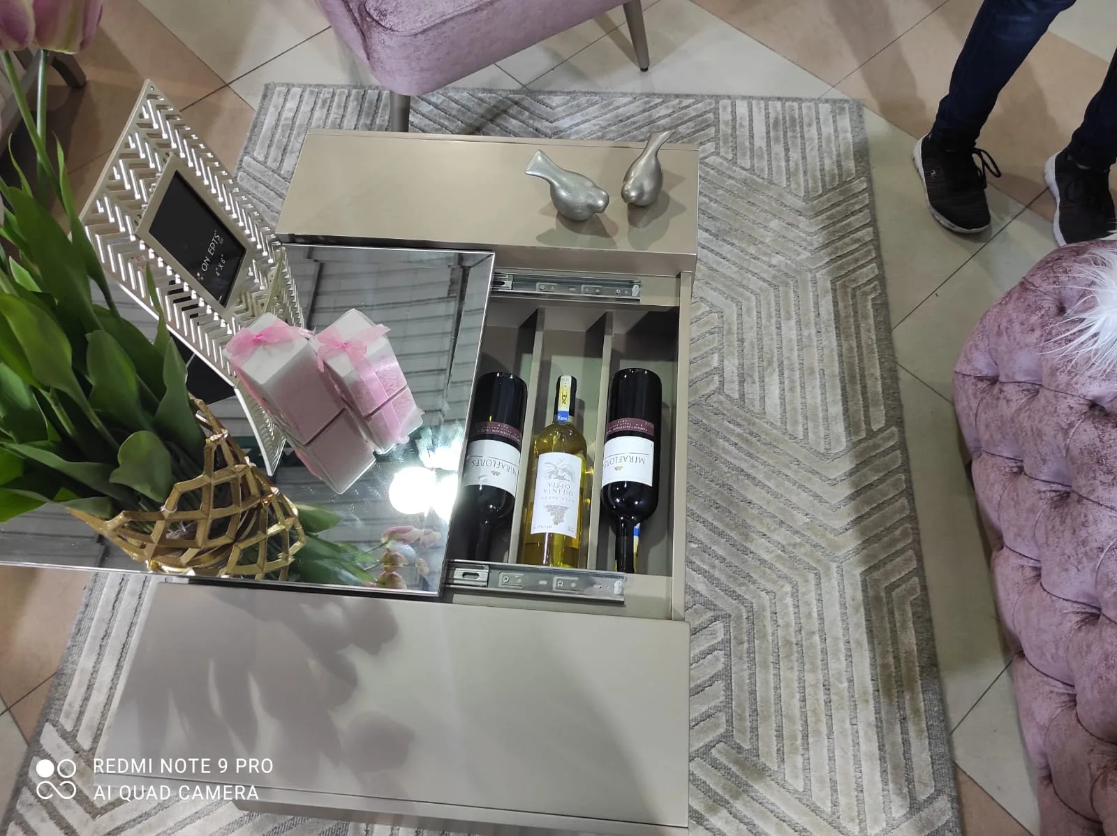 Mesa de centro con bar integrado (diseño angular)