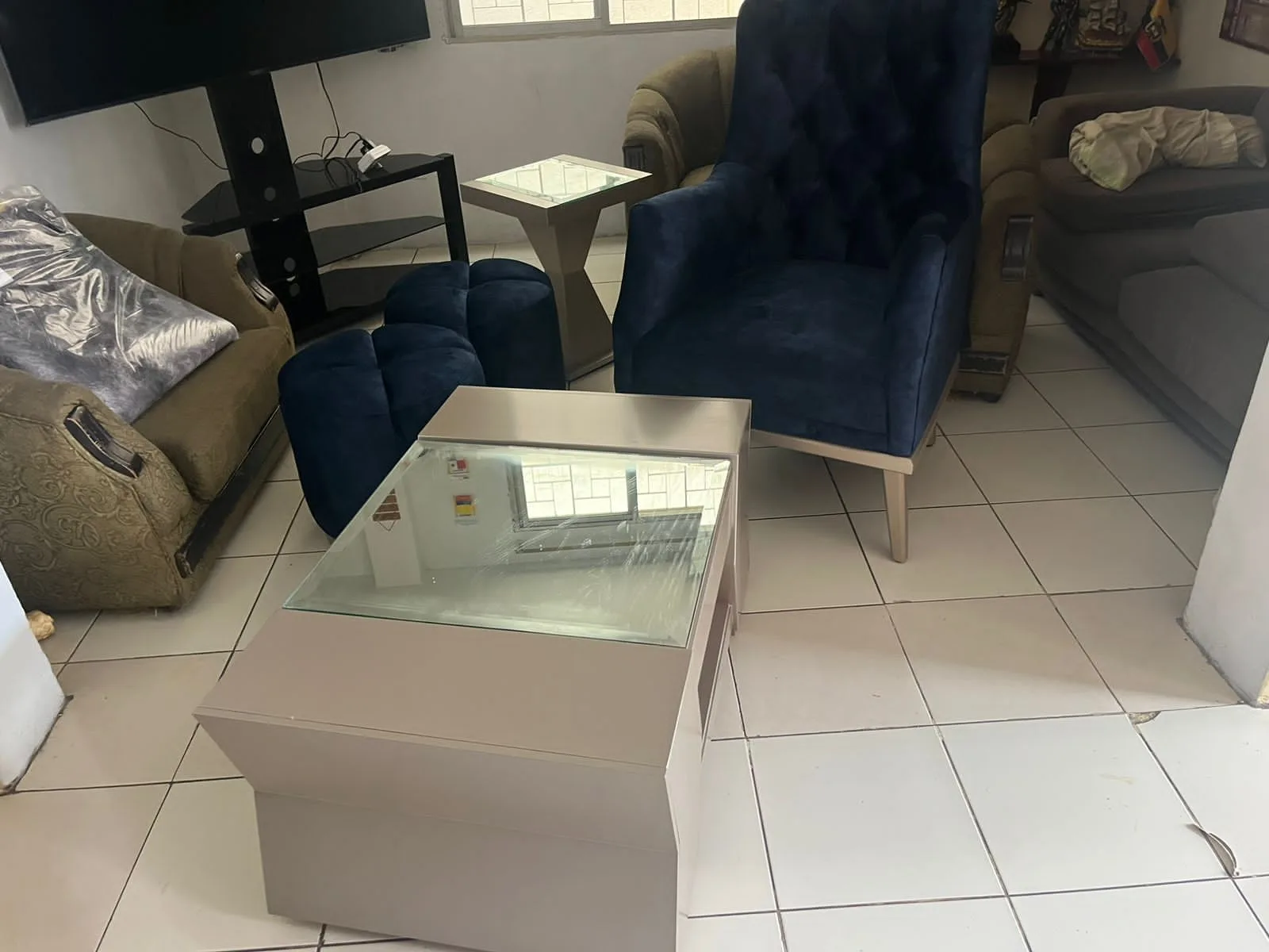 Mesa de centro con base de cubos