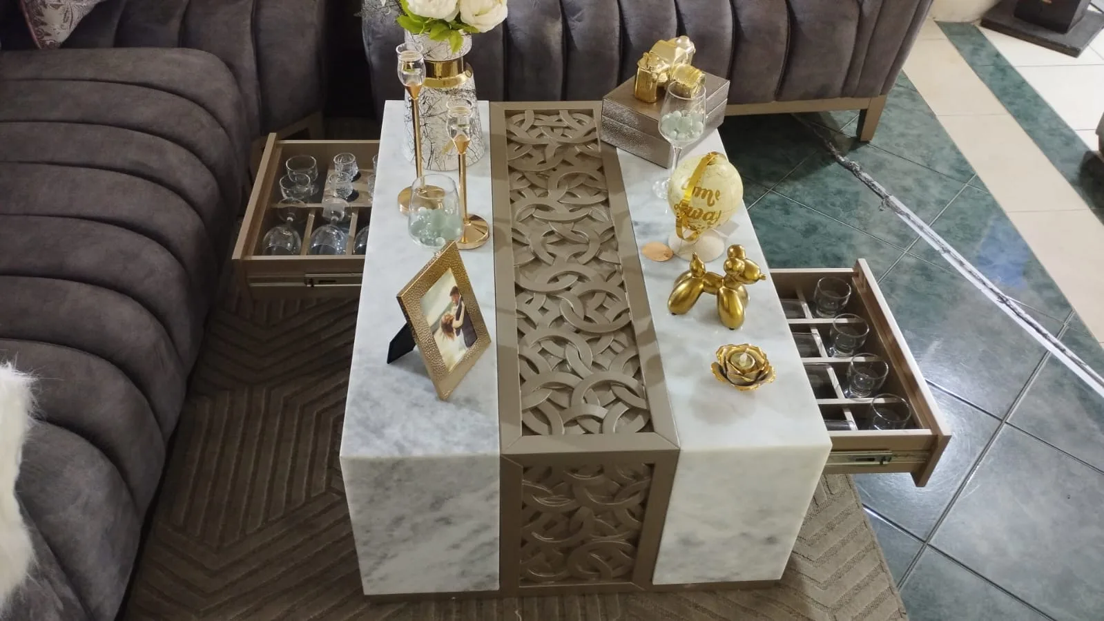 Mesa de centro con panel celta y cajones de vidrio