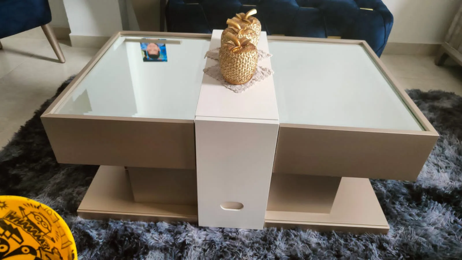 Mesa de centro rectangular con compartimento