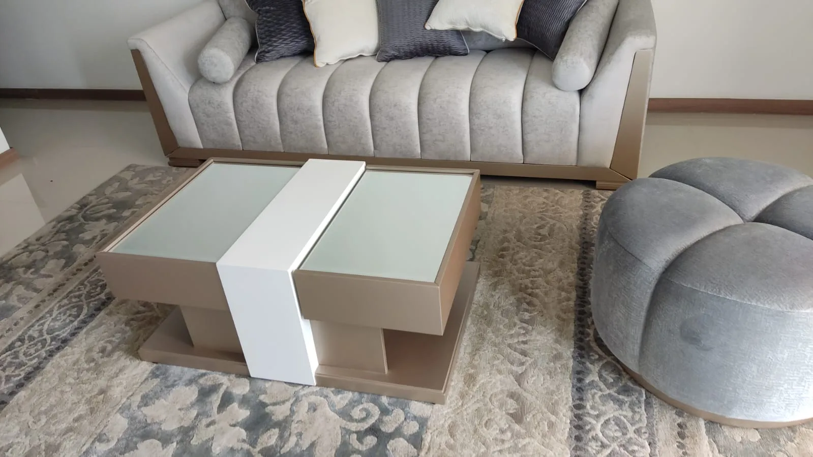 Mesa de centro rectangular lacada beige con tapa de vidrio