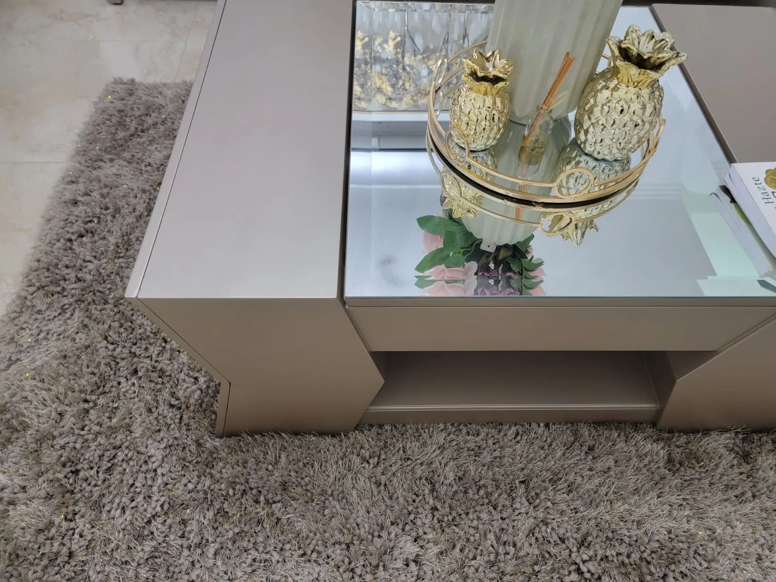 Mesa de centro rectangular lacada beige con tapa de vidrio