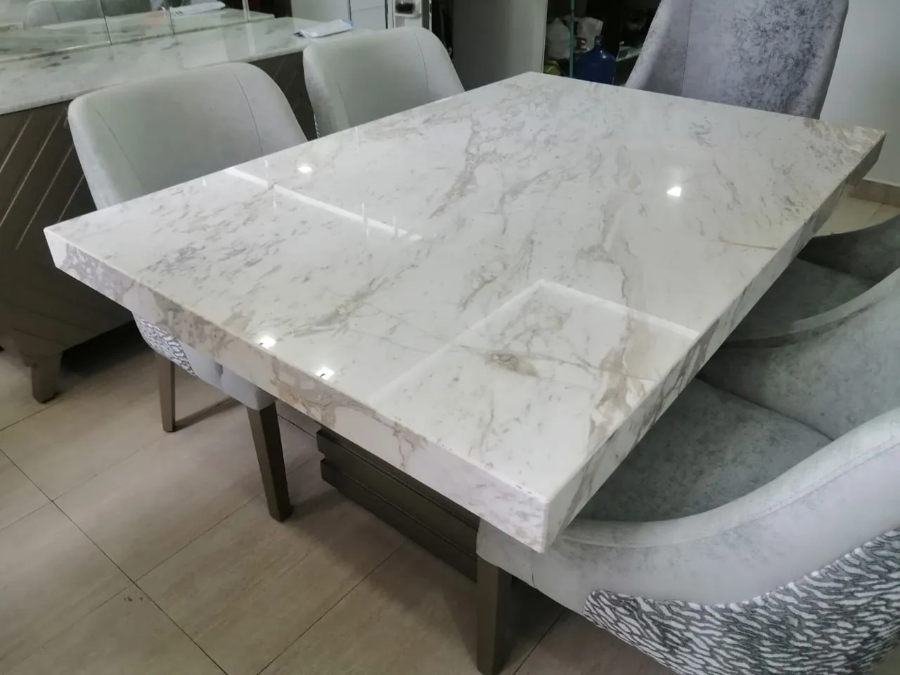 Mesa de comedor efecto mármol (vista parcial, pendiente refoto)