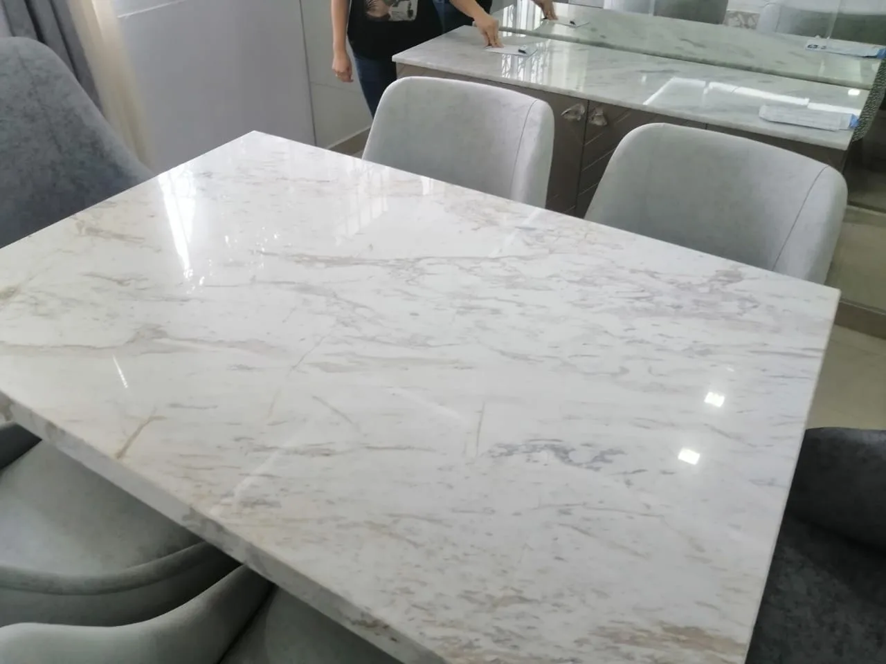 Mesa de comedor efecto mármol (vista parcial, pendiente refoto)