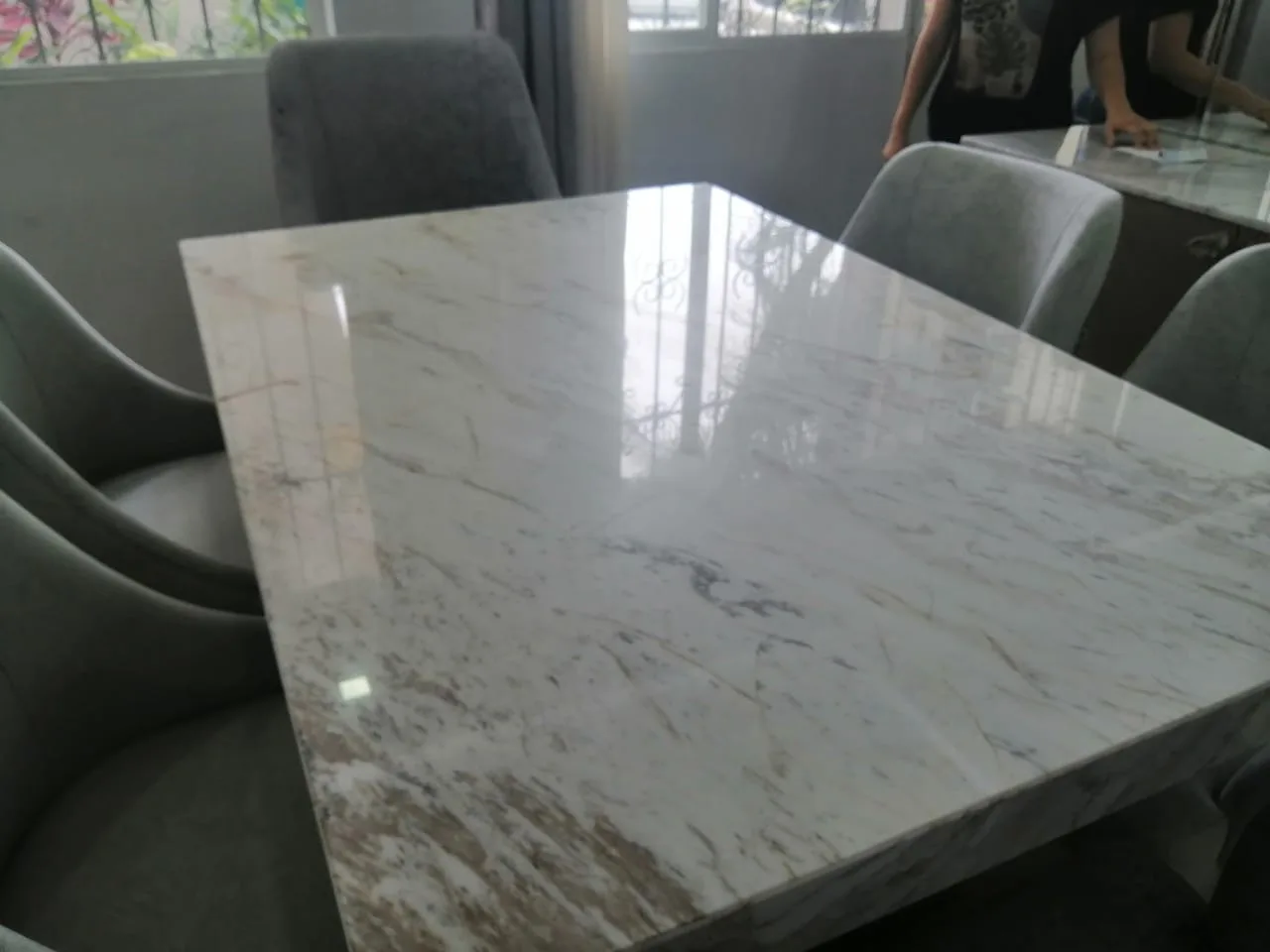 Mesa de comedor efecto mármol (vista parcial, pendiente refoto)
