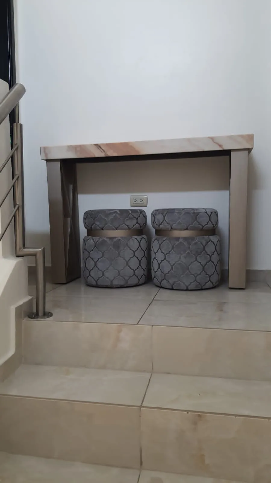 Mesa lateral pedestal con base en X