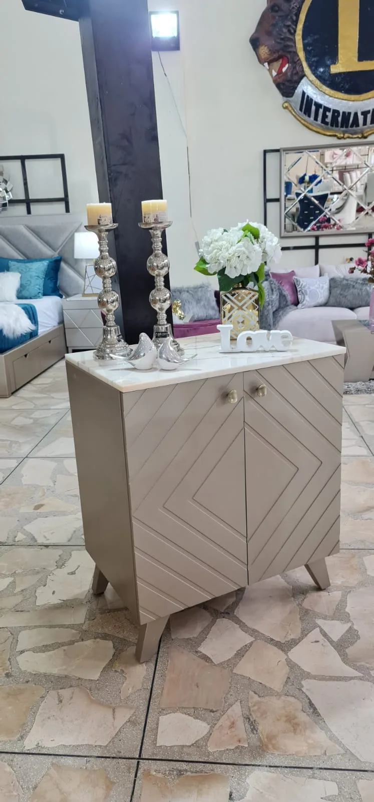Mueble bajo con puertas talladas y tapa de mármol