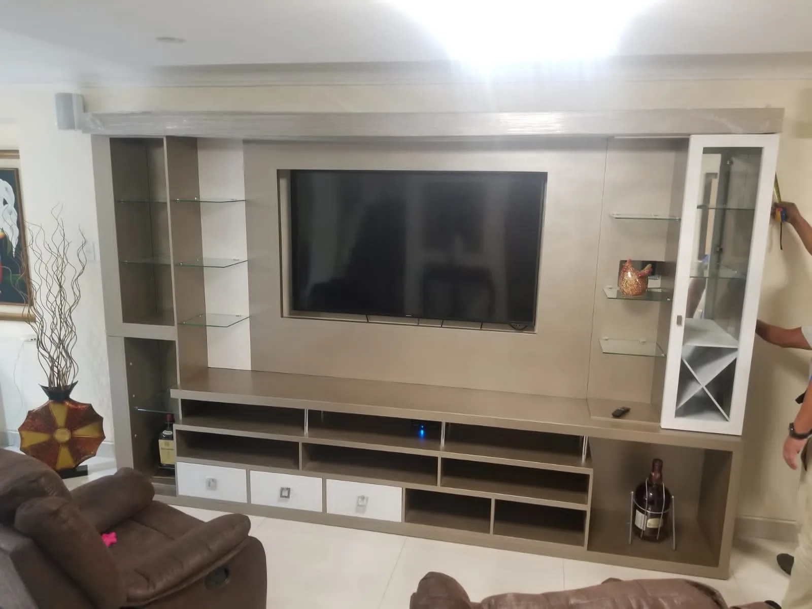 Mueble TV amplio con vitrina de cavas
