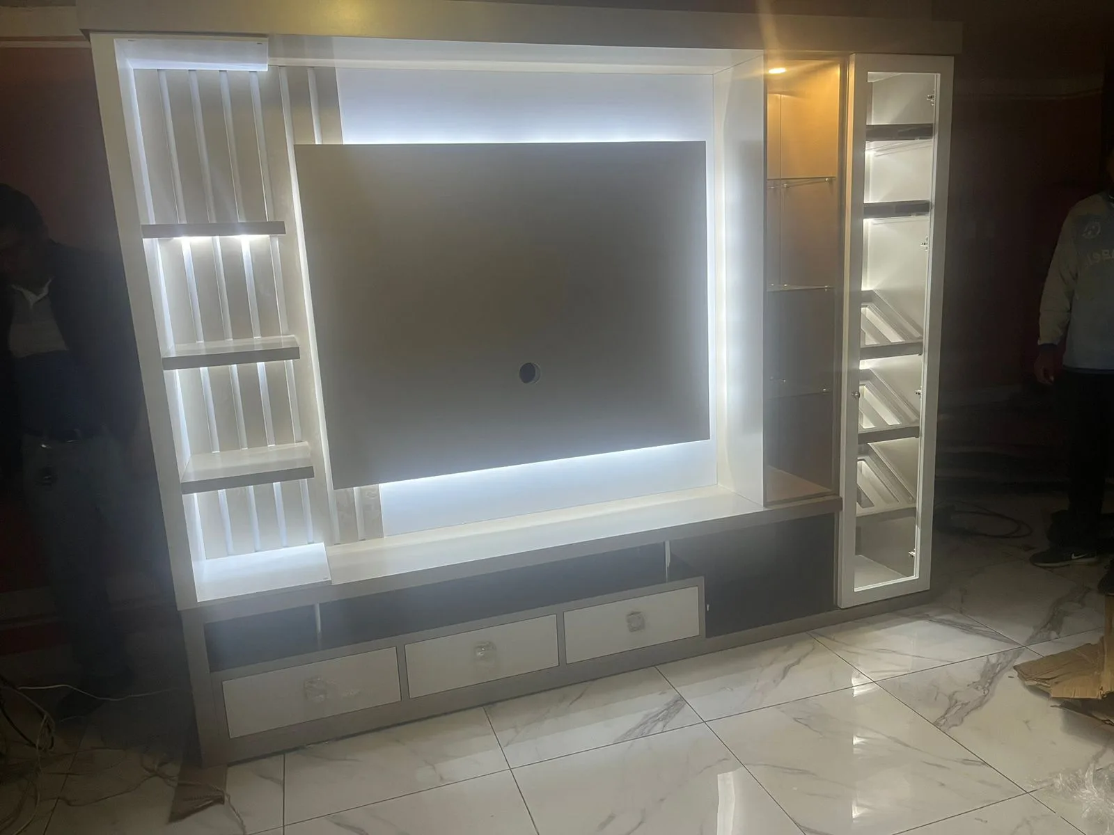 Mueble TV blanco con luz LED e islas de vidrio