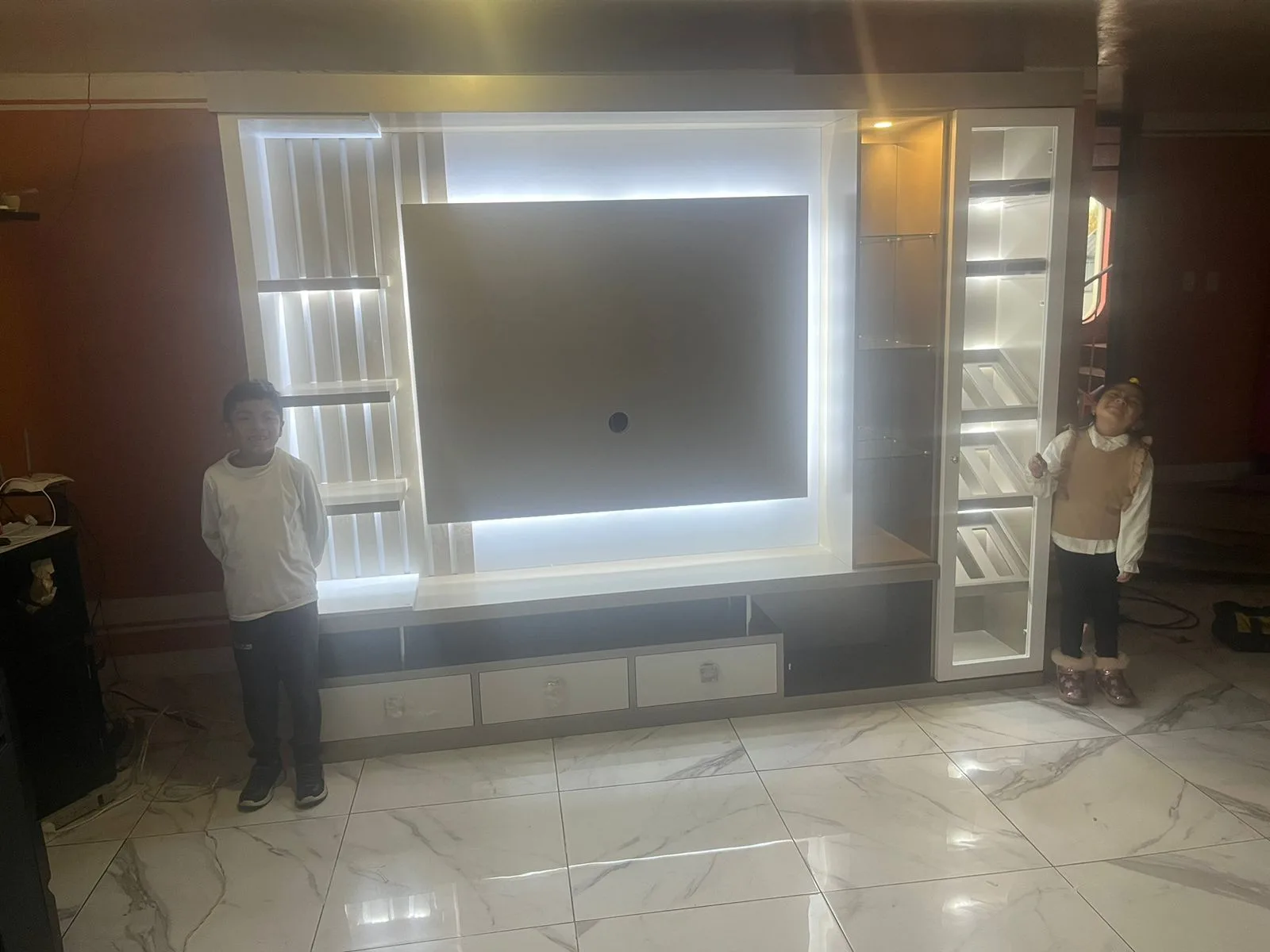 Mueble TV blanco con luz LED e islas de vidrio
