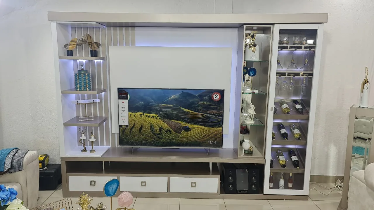 Mueble TV con vitrina de copas y cava