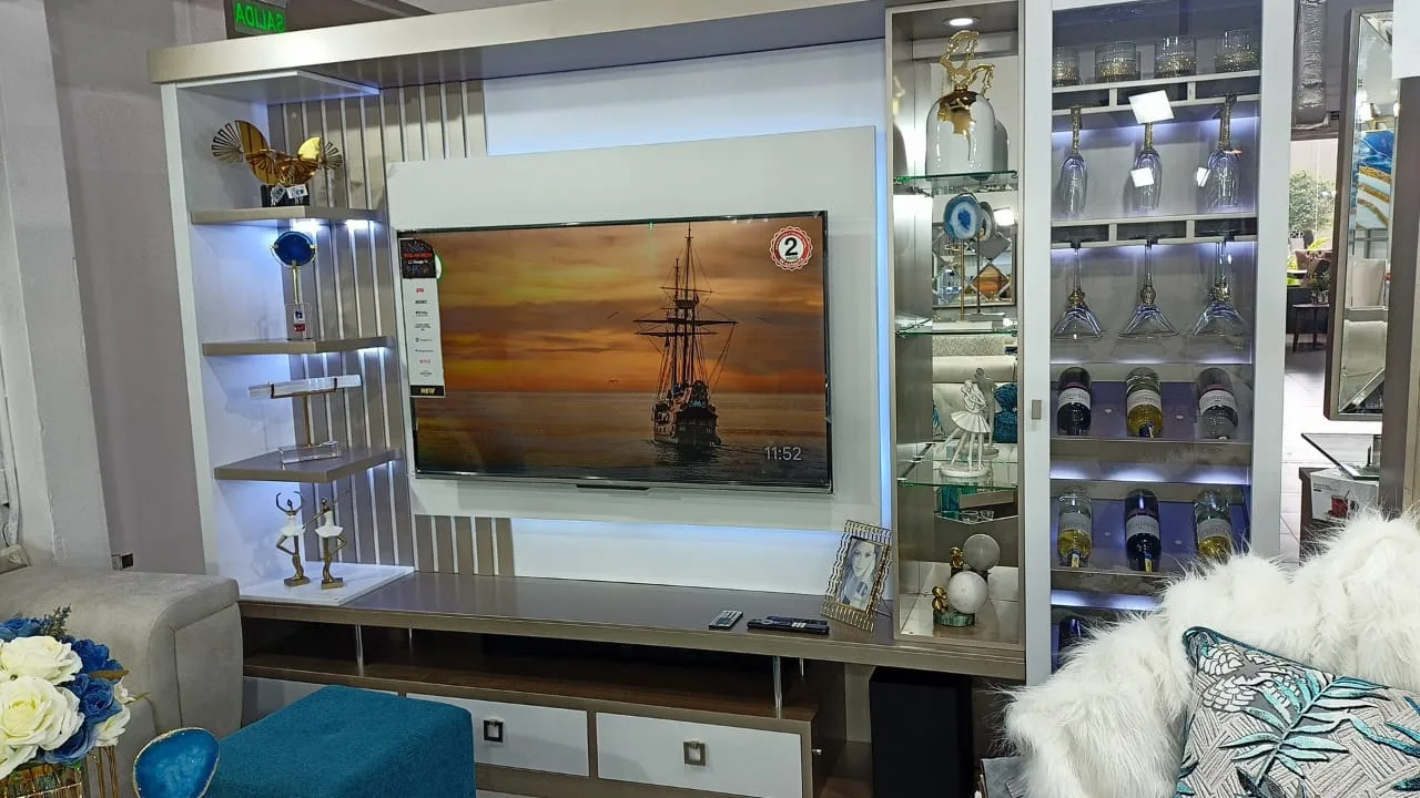 Mueble TV con vitrina de copas y cava