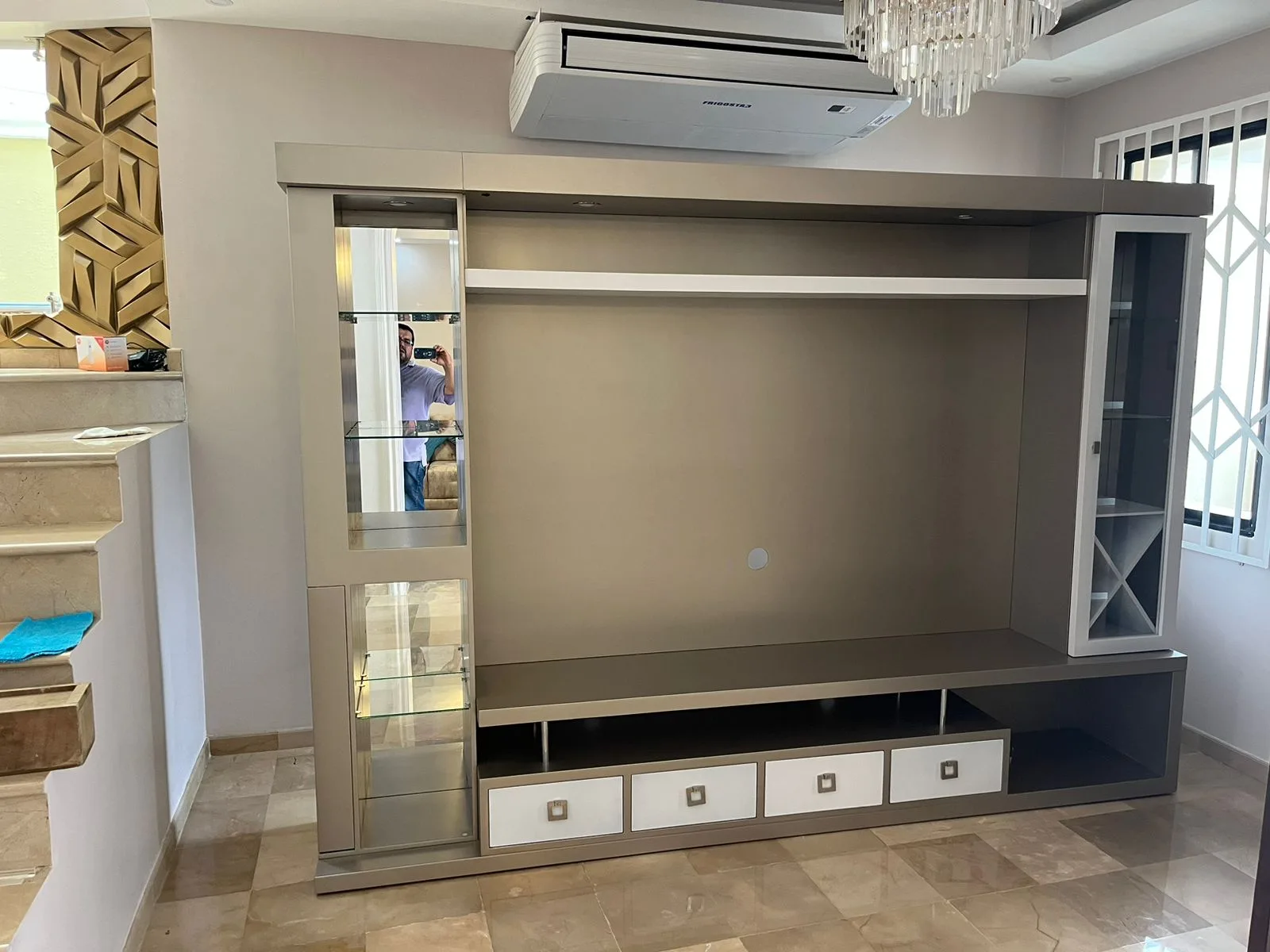 Mueble TV con vitrina espejada y cava blanca