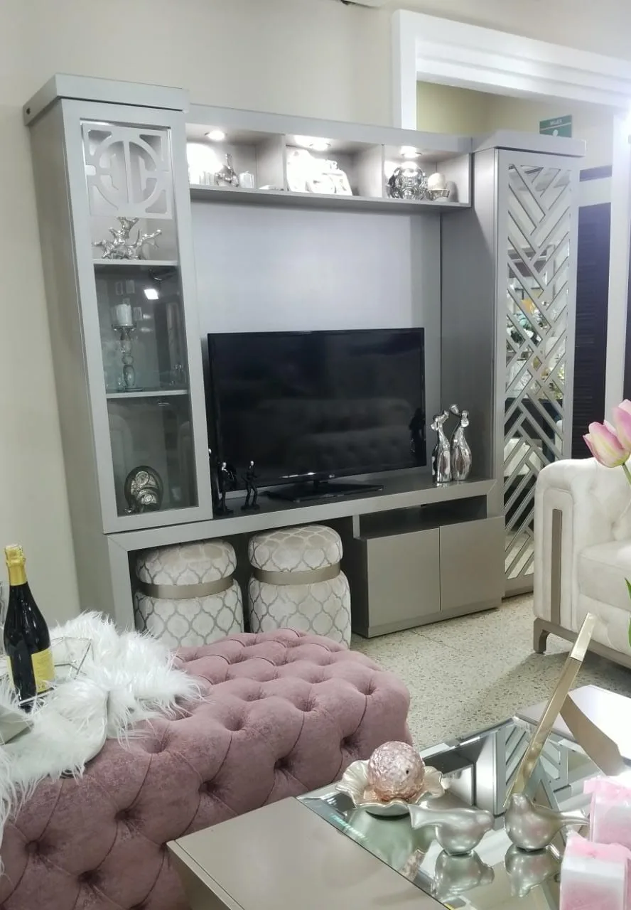 Mueble TV plata con paneles fretwork espejados