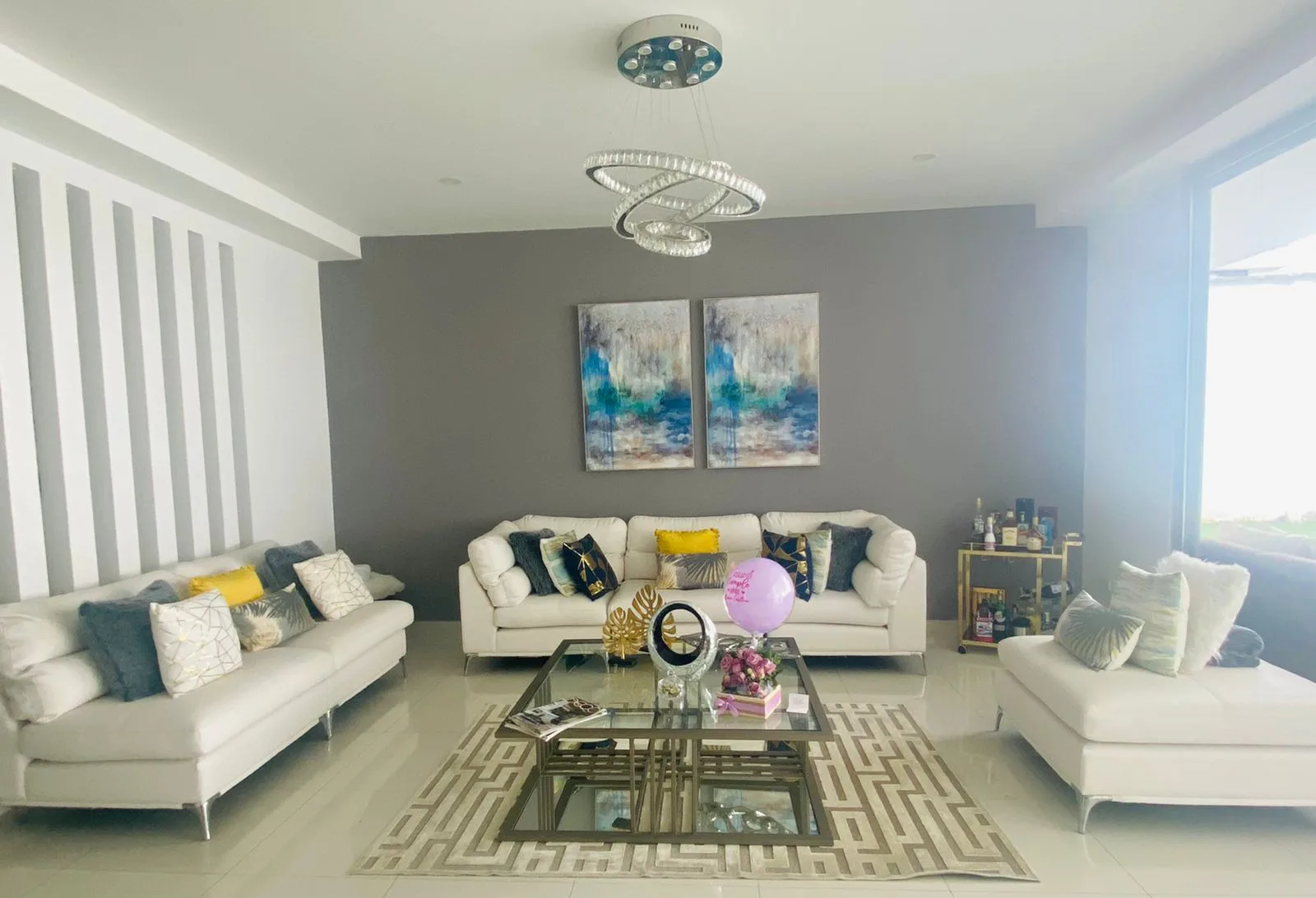 Sala a medida — juego crema con cojines amarillos y grises