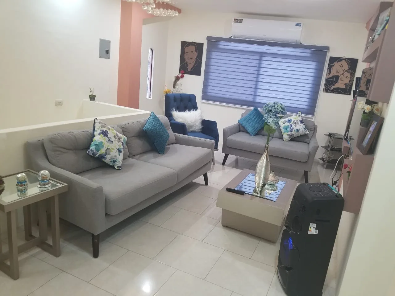 Sala a medida — sofá gris con sillón azul capitoné