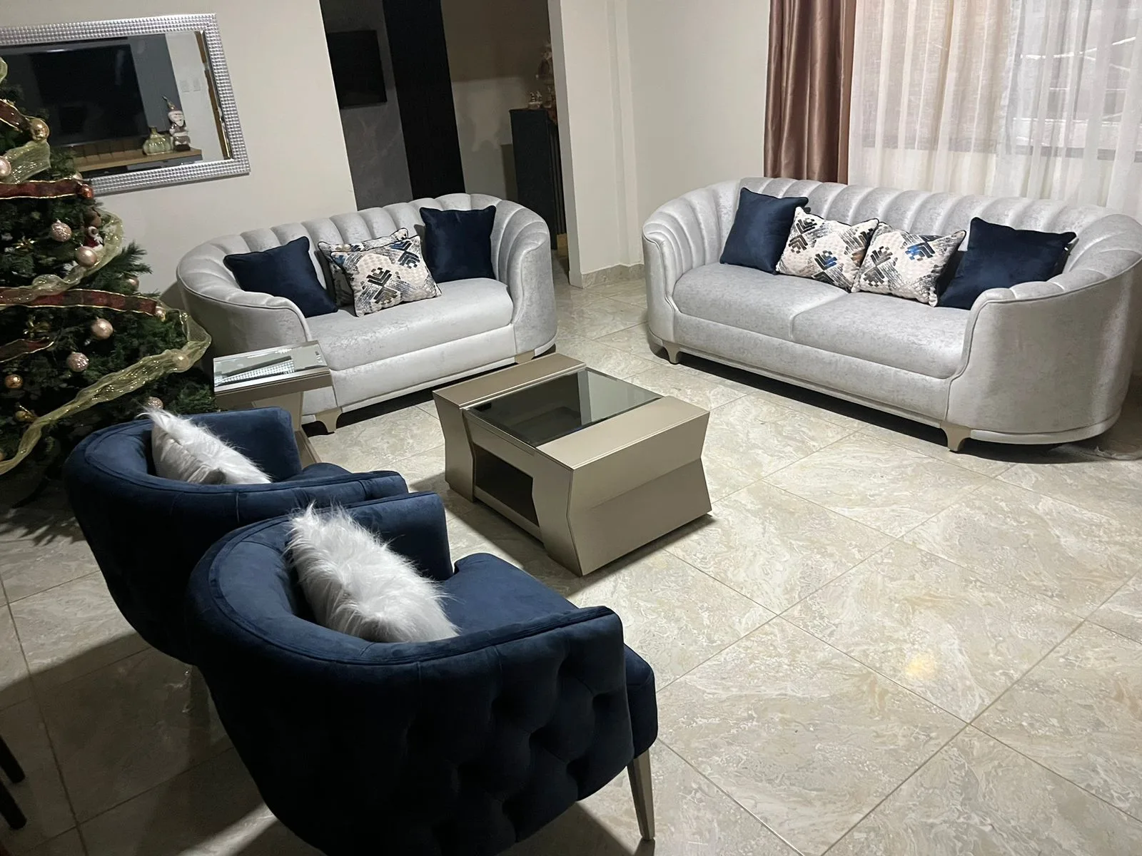 Sala a medida — sofá y loveseat respaldo concha plateado con sillones azul marino