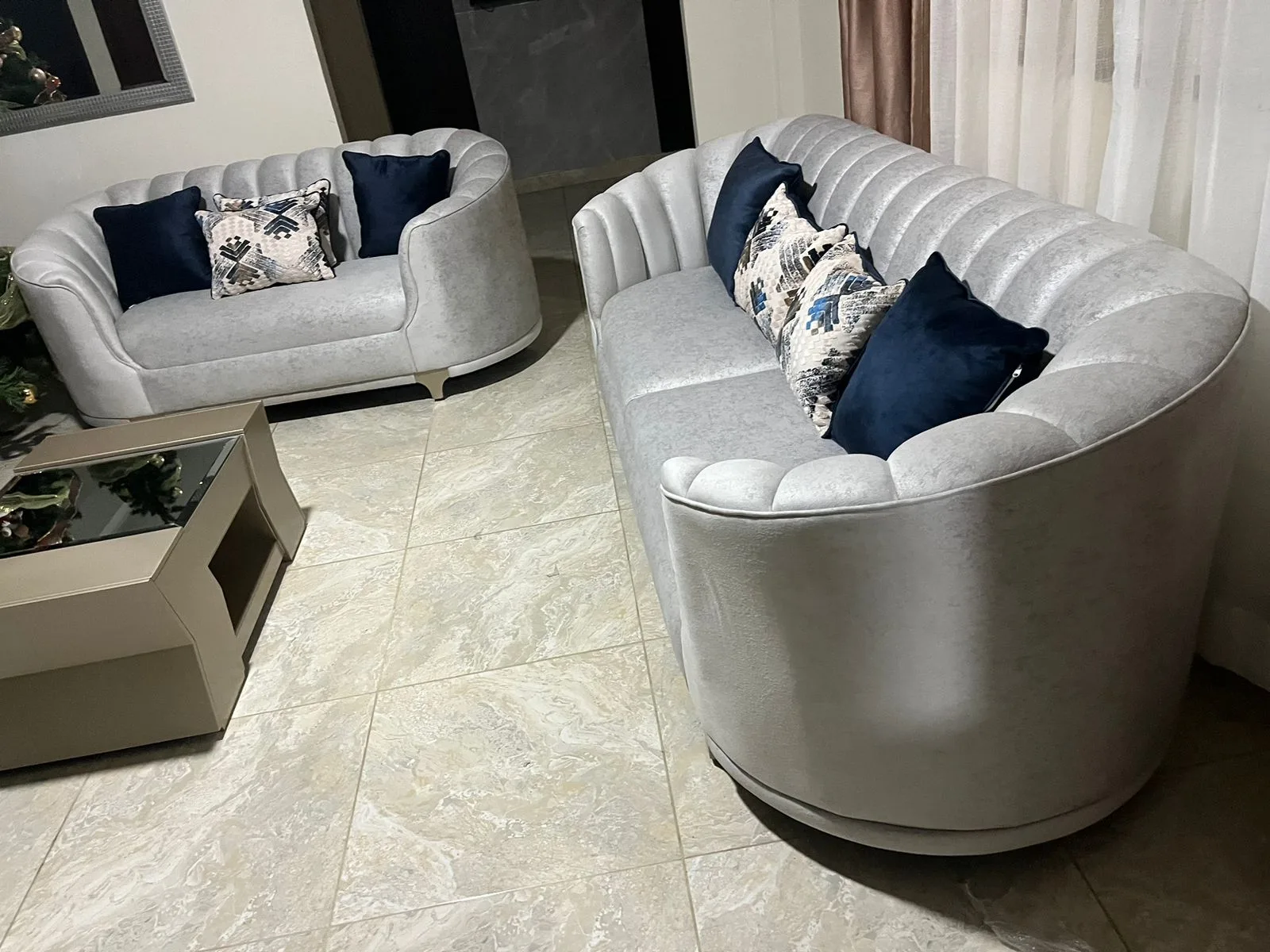Sala a medida — sofá y loveseat respaldo concha plateado con sillones azul marino
