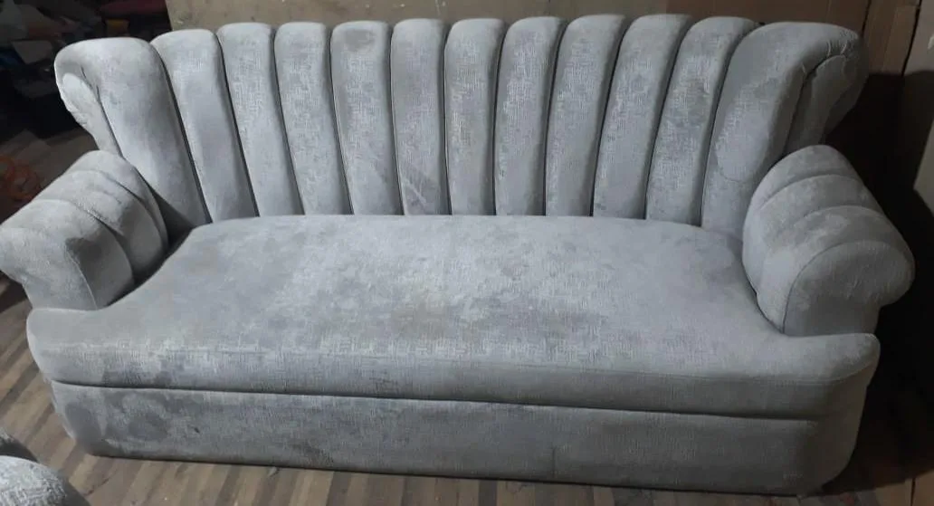 Sala a medida — sofá respaldo acanalado tipo concha (detalle)
