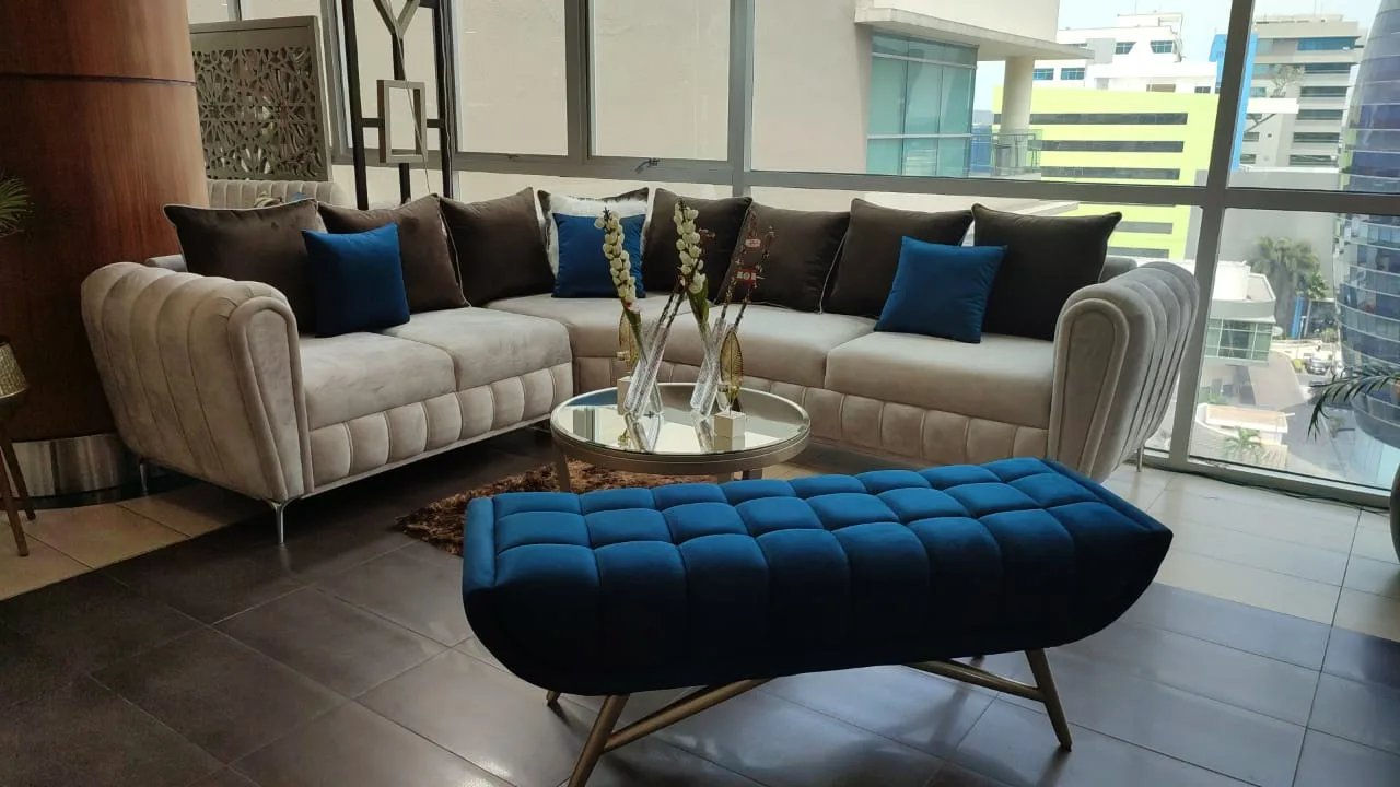 Sala a medida — seccional canalado beige con cojines café/marino