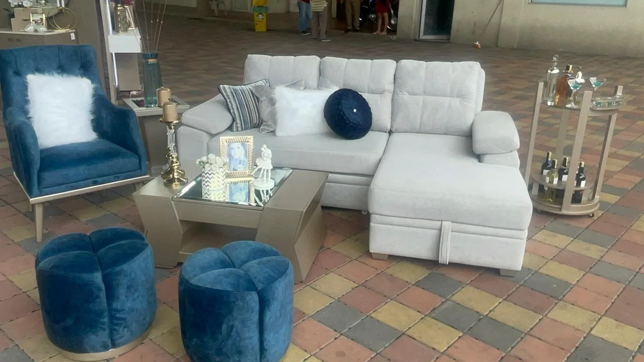 Seccional gris con chaise + sillón azul marino + pufs pétalo