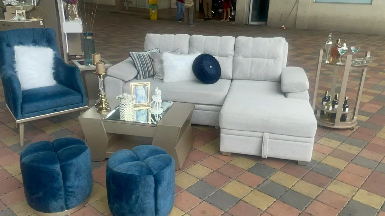 Seccional gris con chaise + sillón azul marino + pufs pétalo