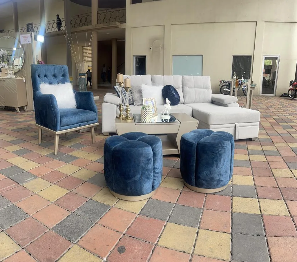 Seccional gris con chaise + sillón azul marino + pufs pétalo