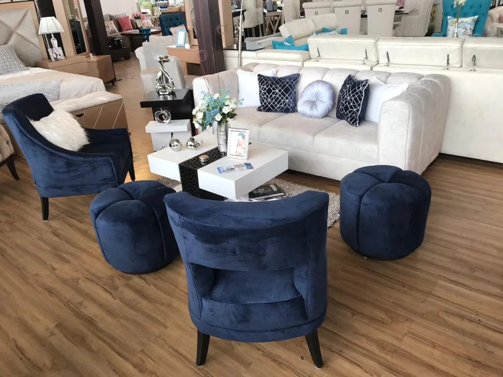 Sillón barril azul marino terciopelo capitoné