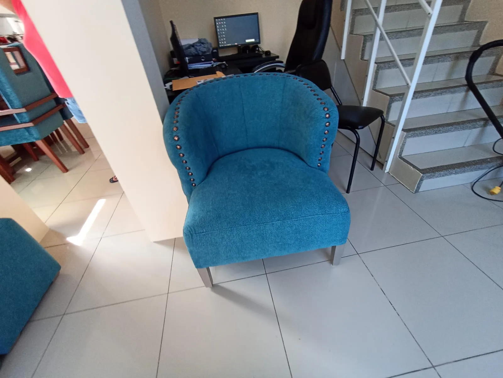Sillón canalizado con tachuelas