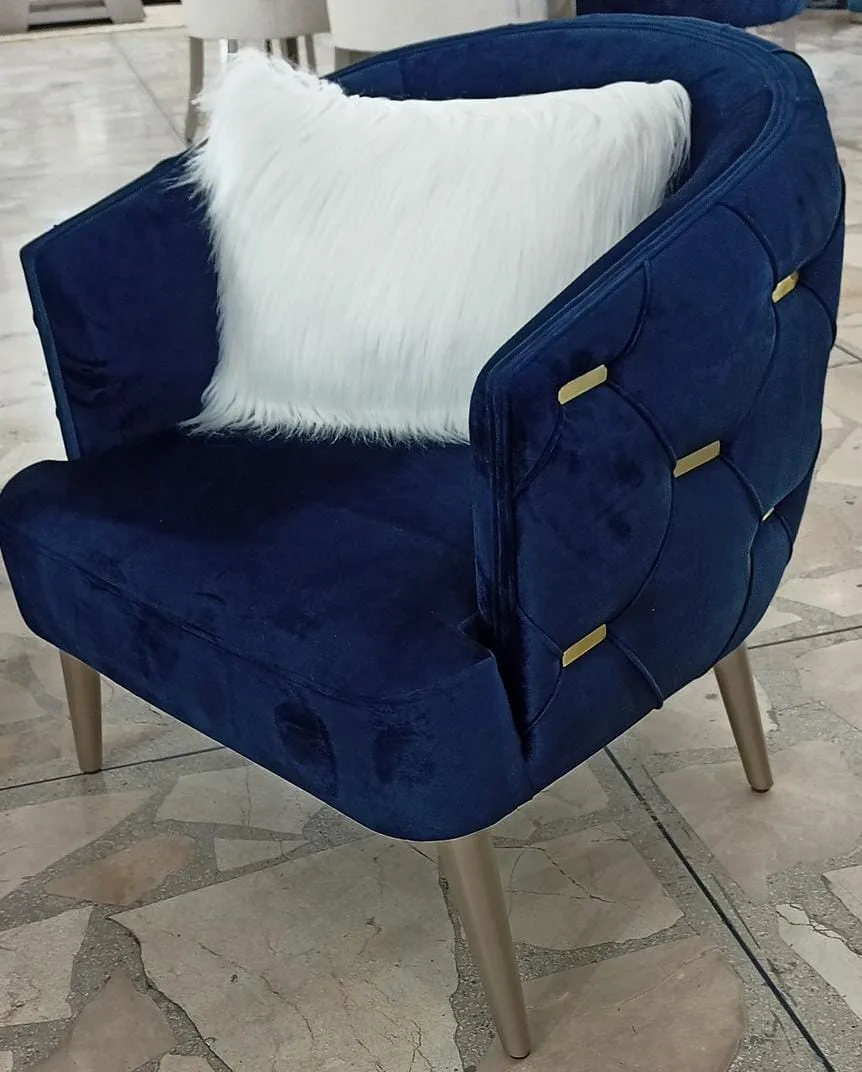 Sillón canalizado con tachuelas