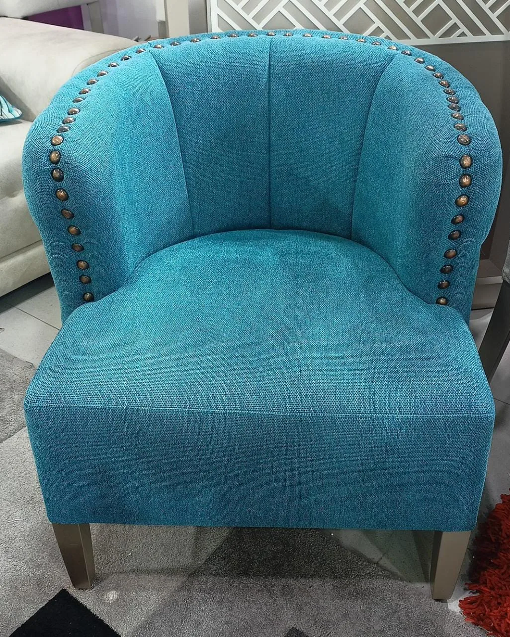Sillón canalizado con tachuelas